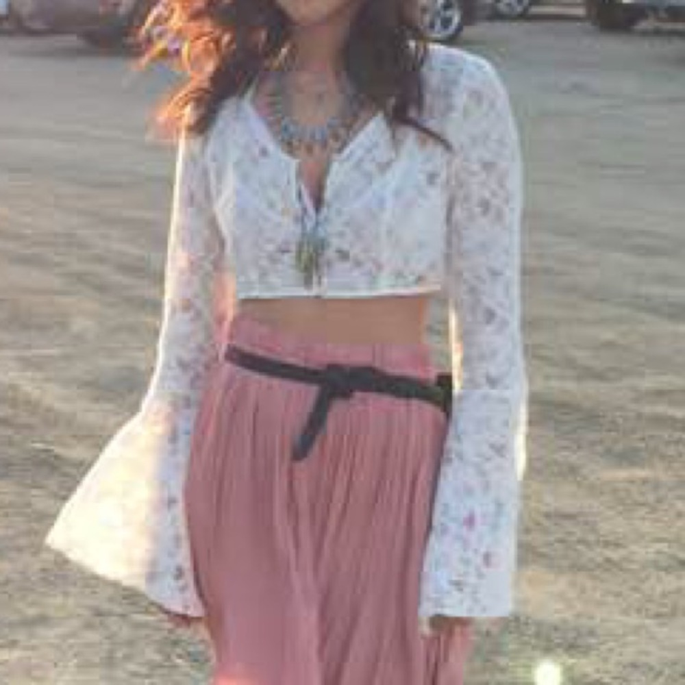 White lace long sleeve crop top